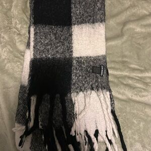 Steve Madden scarf never worn